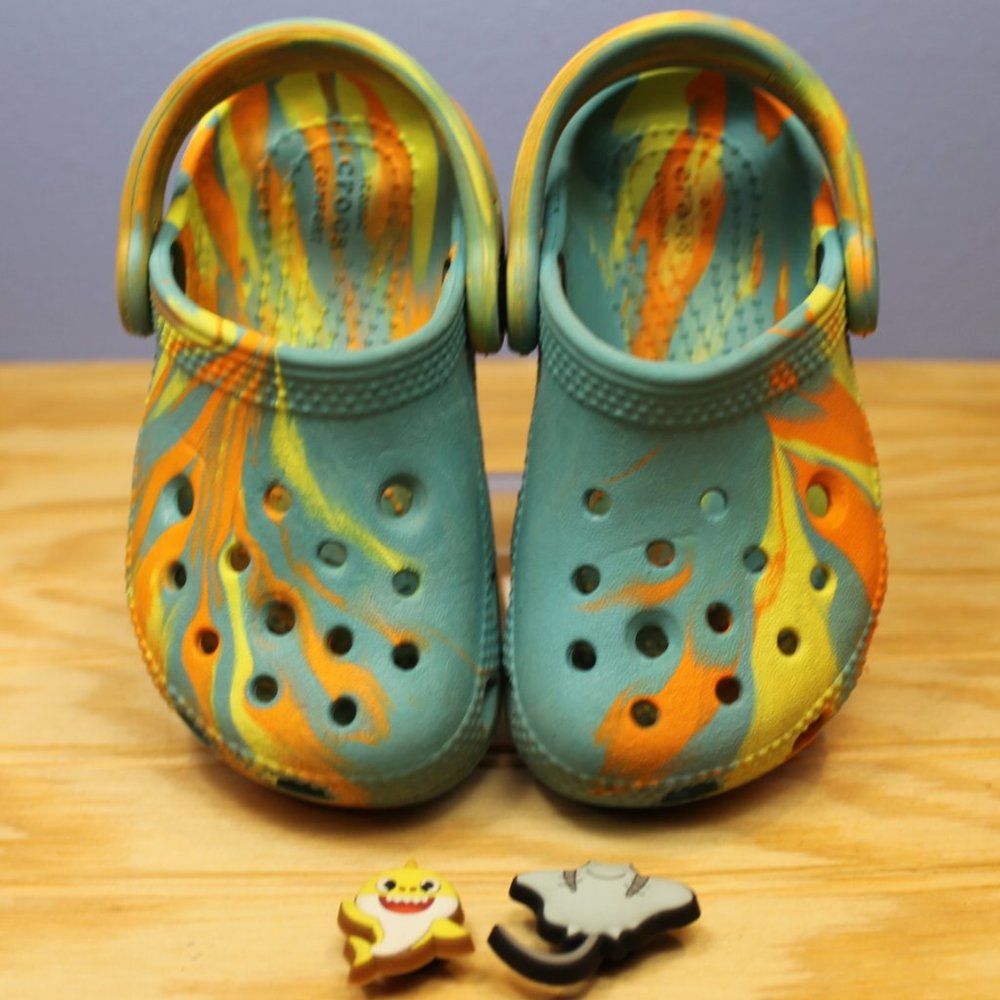 Crocs Toddler Size C6 Classic Marbled Blue & Orange Slip On Shoes with 2 charms